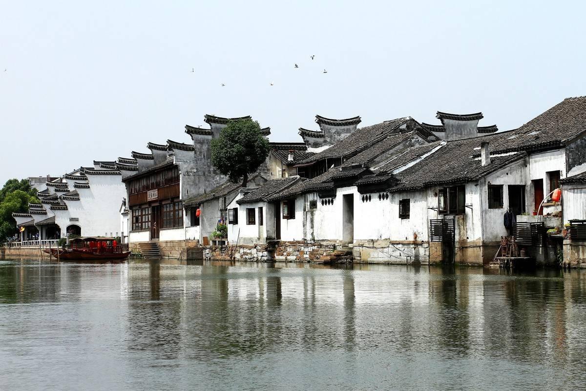 快讯：港股三大指数探底回升 中字头股、内房股、石油股齐涨